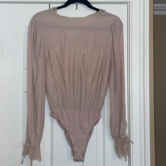 Forever 21 Tops - Mauve lace trim bodysuit